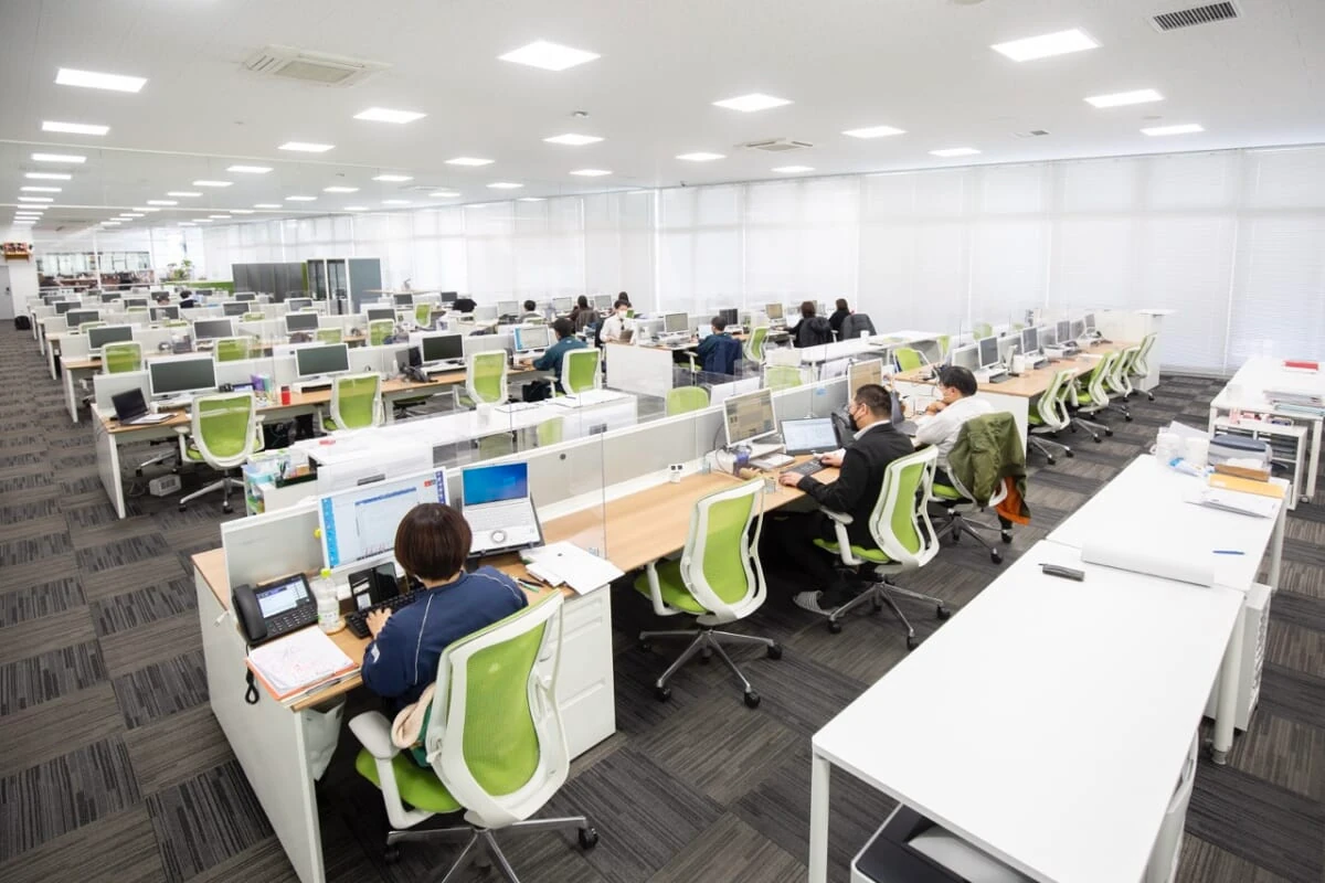 （キャプション）双葉電機本社。フリーアドレスオフィスで約150名が勤務している