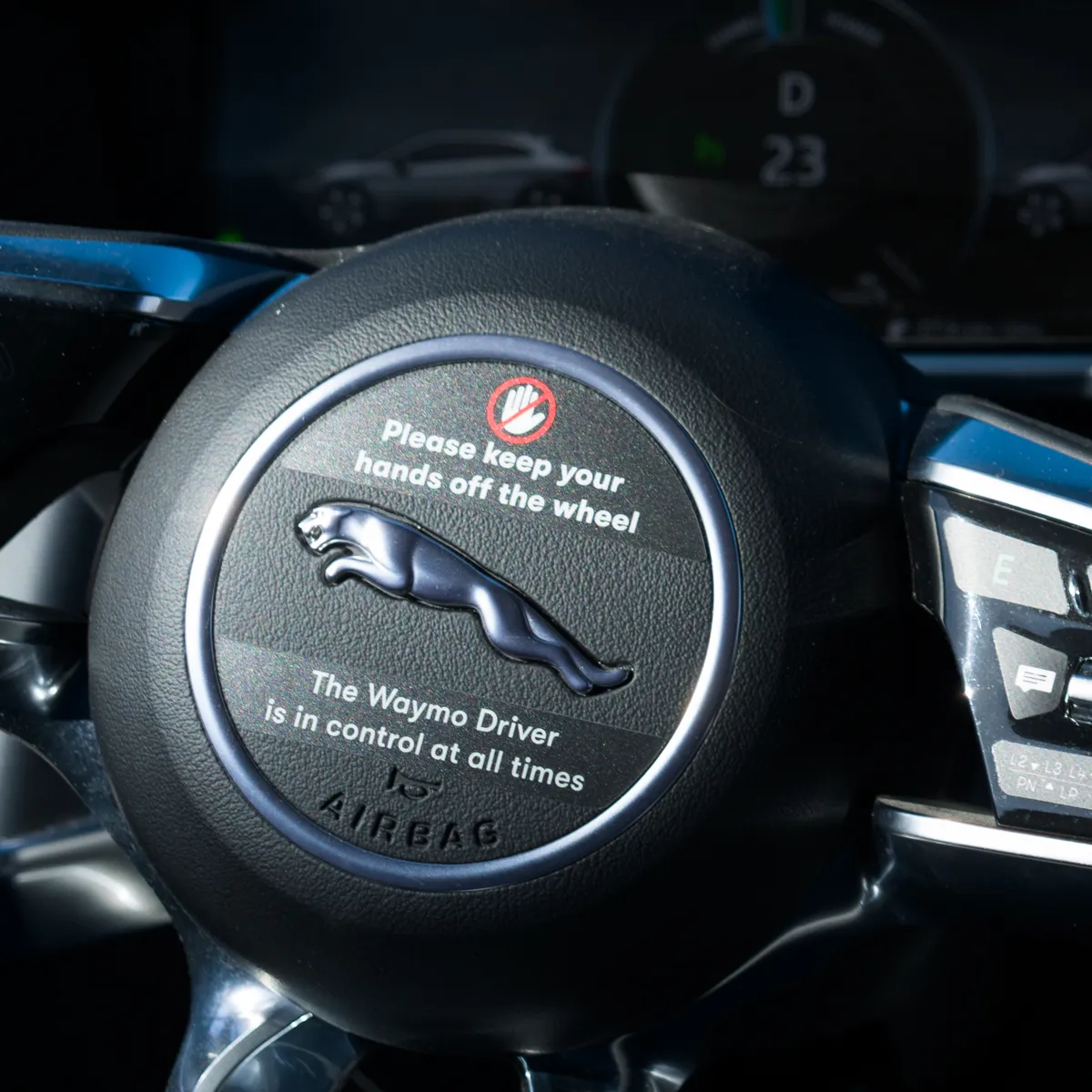 「ハンドルから手を離したままに」。自動運転のWaymoのハンドル