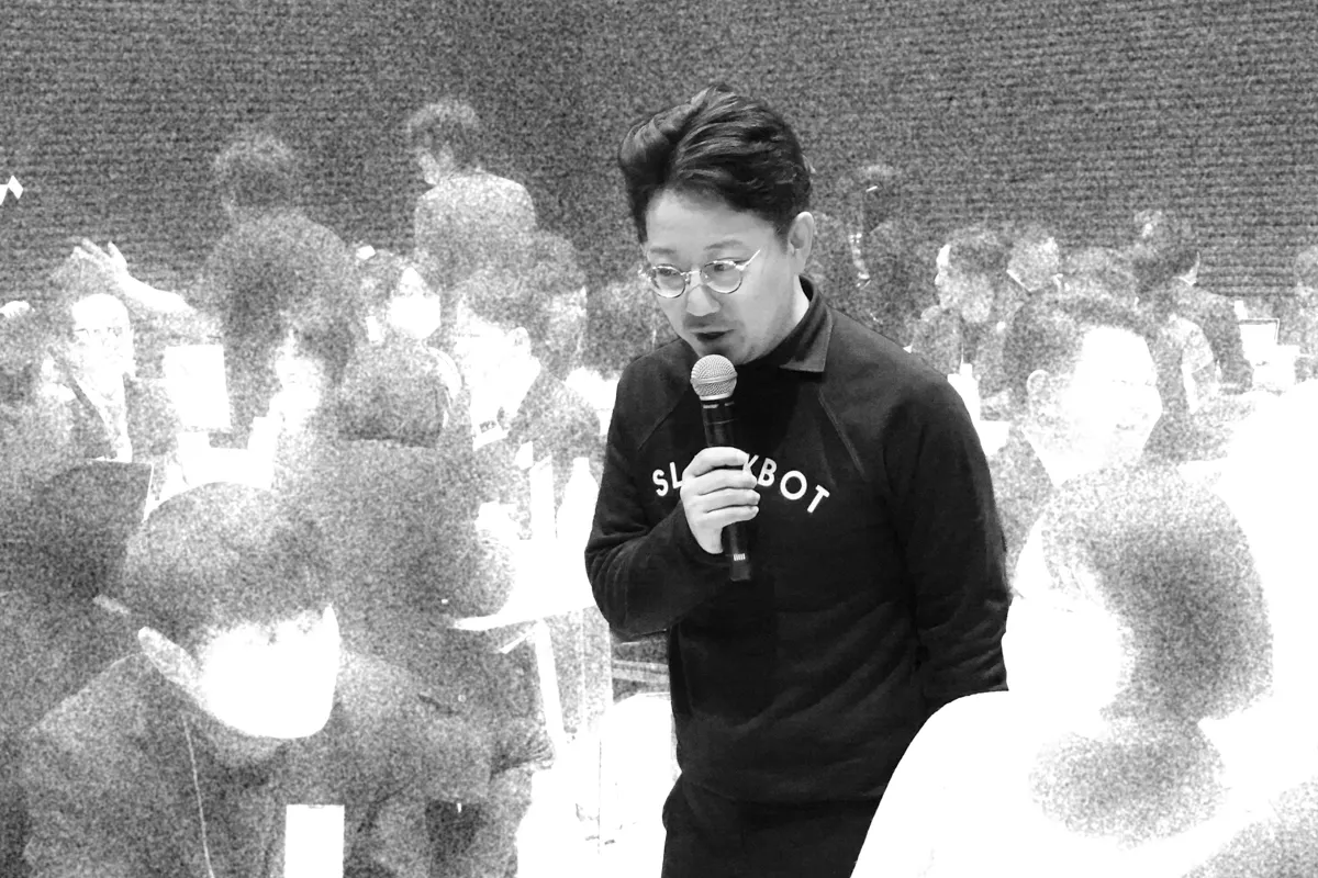 イベント会場でマイクを持って話すメンバー