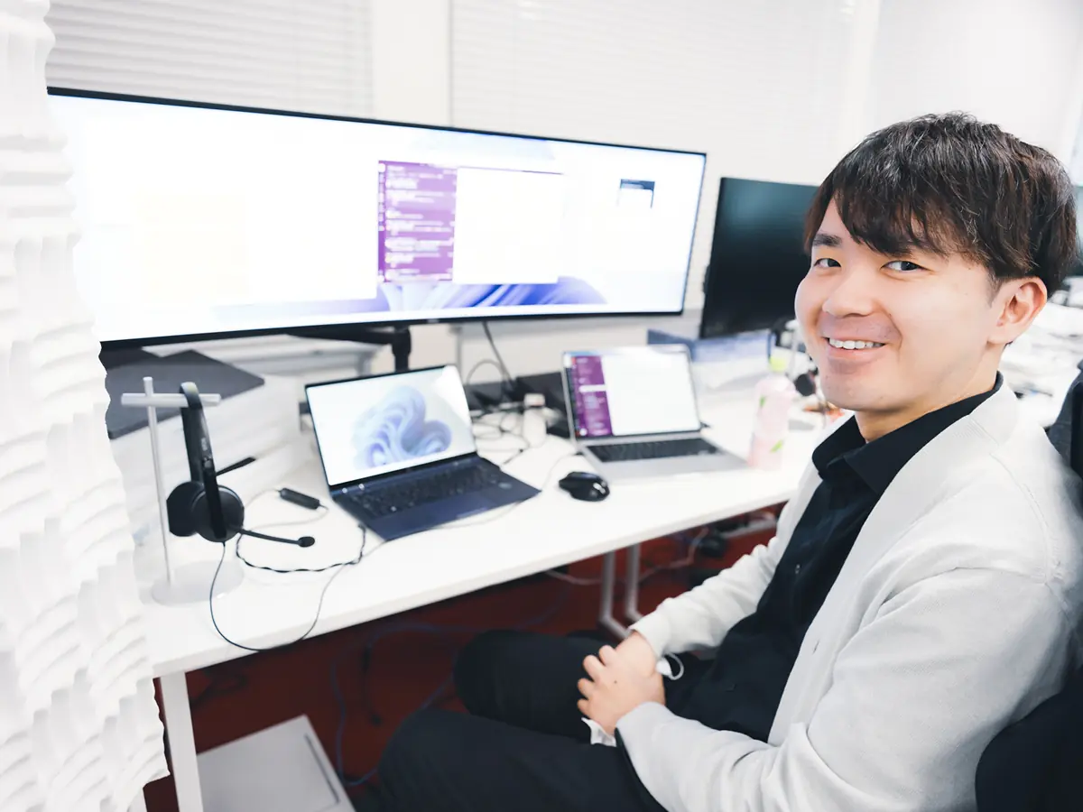 オフィスのデスクで働くメンバー